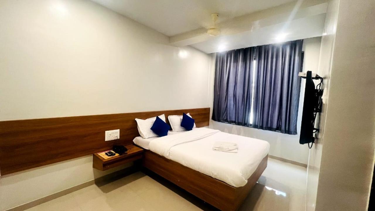 Hotel Sai Smruti เชอร์ดี ภายนอก รูปภาพ